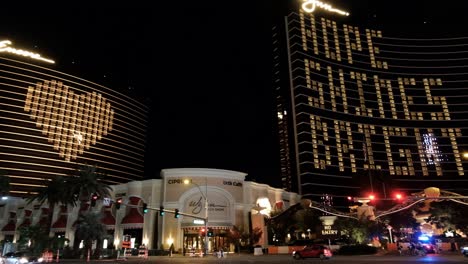 Policía-Frente-Al-Hotel-Wynn-Encore-Cerrado---Casino-Las-Vegas-Usa-Y-Tráfico-Durante-El-Brote-De-Coronavirus-Y-El-Cierre