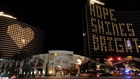 Polizei-Vor-Dem-Geschlossenen-Wynn-Encore-Hotel---Casino-Las-Vegas-USA-Und-Dem-Strip-Verkehr-Während-Des-Coronavirus-Ausbruchs-Und-Der-Ausgangssperre