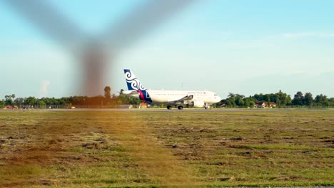 Kamerafahrt-Eines-Flugzeugs,-Das-Auf-Der-Landebahn-Des-Internationalen-Flughafens-Siem-Reap-Abhebt,-In-FHD