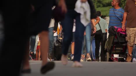 Migrantes-Cruzando-El-Puente-Internacional-Simón-Bolivar,-Que-Separa-Los-Países-De-Colombia-Y-Venezuela