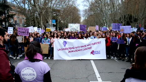 Mujeres-Marchando-En-La-Marcha-Del-Día-De-La-Mujer-De-8-Millones-En-Madrid,-España.