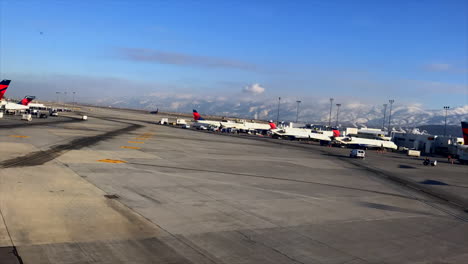 Timelapse-Del-Aeropuerto-De-Estacionamiento-De-Aviones-Y-Actividad-En-Tierra-De-Los-Trabajadores-Cargando-Y-Descargando-Equipajes