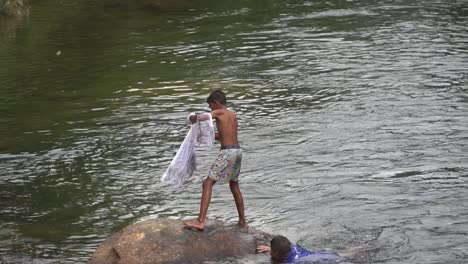 Un-Joven-Tailandés-Lanzando-Una-Red-Al-Río-A-Cámara-Lenta