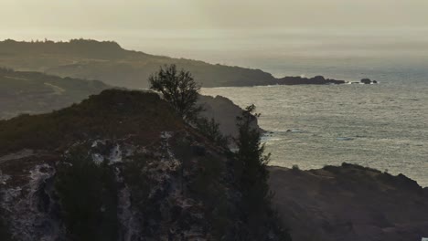 Vista-Aérea-Cinematográfica-De-Acantilados-Rocosos-Frente-A-La-Costa-Norte-De-Maui,-Hawaii.