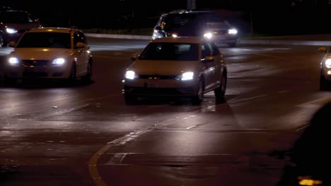 Tráfico-Nocturno-En-La-Carretera-Y-Coches-En-Movimiento