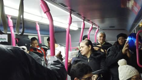 Gente-Transfiriendo-Metrobus-El-Día-Muerto