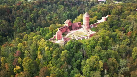 Luftaufnahme-Der-Mittelalterlichen-Burg-Turaida-Inmitten-Eines-Waldes-Im-Frühherbst-In-Sigulda,-Lettland