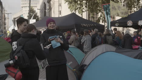 Demonstranten-Der-Organisation-Extinction-Rebellion-Unterhalten-Sich-Auf-Der-Victoria-Street-In-Westminster-Bei-Einer-Demonstration-Zur-Globalen-Erwärmung