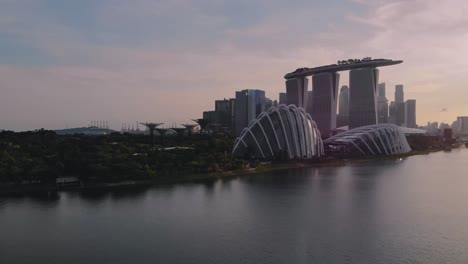 Imágenes-Aéreas-Del-Paisaje-Urbano-De-Singapur-Alrededor-De-Marina-Bay-Sands-Y-Jardines-Junto-A-La-Bahía