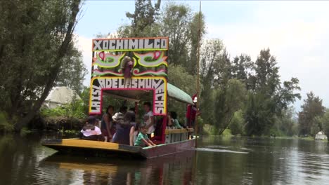 Barco-Tradicional,-Llamado-Trajinera-En-México-Que-Viene-Lentamente.