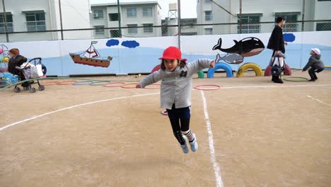 Niño-De-Escuela-Saltando-La-Cuerda-En-El-Patio-De-La-Escuela