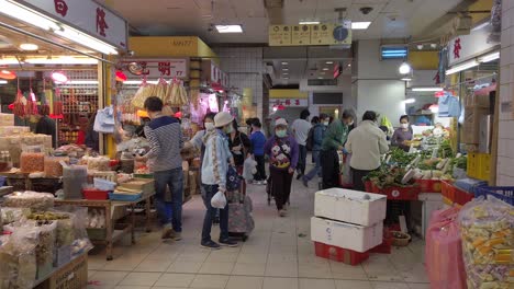 Corona-Virus-Pandemie,-Einheimische-Kaufen-Auf-Dem-Tai-Kok-Tsui-Markt-Ein-Und-Tragen-Schützende-Gesichtsmasken