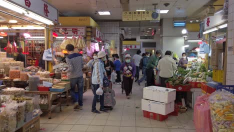 Pandemia-Del-Virus-De-La-Corona,-Lugareños-Comprando-En-El-Mercado-De-Tai-Kok-Tsui,-Usando-Máscaras-Protectoras