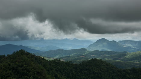 Lluvia-Acumulando-Nubes-Moviéndose-Rápidamente-Sobre-Un-Exuberante-Paisaje-Verde-De-Montaña-Tropical,-Timelapse