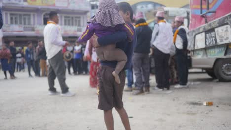 Eine-Herzerwärmende-Szene-In-Kathmandu,-Nepal,-Die-Die-Liebe-Eines-Bruders-Zeigt,-Während-Er-Seine-Weinende-Kleine-Schwester-Trägt-Und-Tröstet---Mittlere-Aufnahme