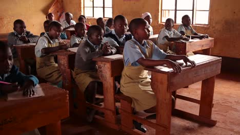 Kinder-In-Einem-Klassenzimmer-Besuchen-Eine-Klasse-In-Kenia,-Afrika