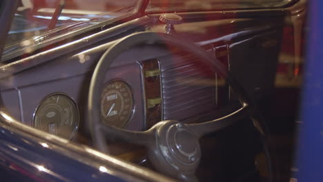 Old-vintage-American-car-interior,-the-centre-console