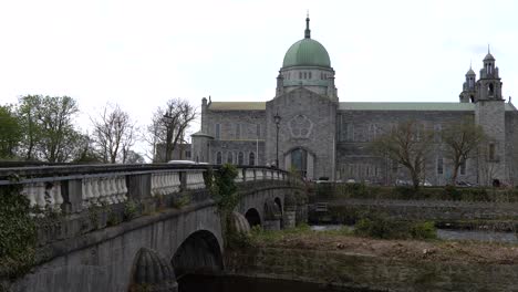 Catedral-De-Galway-Sobre-Puente-Estático-En-Cámara-Lenta