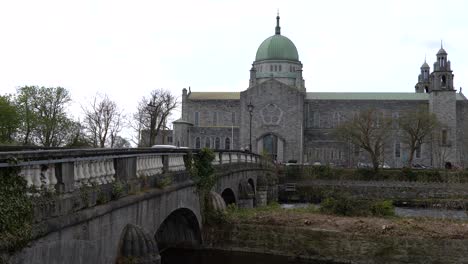 Kathedrale-Von-Galway-über-Brücke,-Statisch,-Zeitlupe