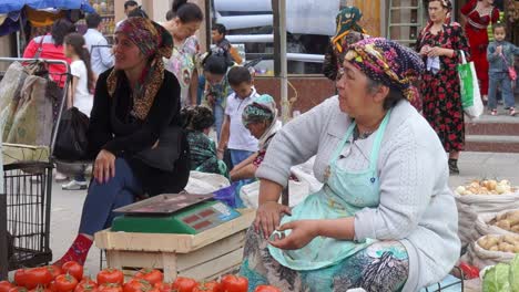 Fruit-seller-in-Afrosiyob-market-in-Samarkand,-Uzbekistan