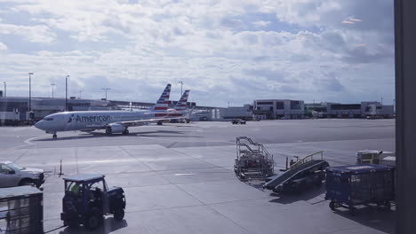 Flugzeug-Beendet-Reise-Und-Zieht-Vorwärts-In-Richtung-Gate-Am-Flughafen-An-Sonnigen-Bewölkten-Tag,-Statisch