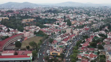 Vista-Aérea-Del-Distrito-Comercial-Zona-Azul-En-El-área-Metropolitana-De-La-Ciudad-De-México,-Neblina-Sobre-El-Horizonte