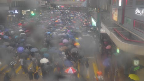 Weite-Aufnahme-Von-Demonstranten-In-Hongkong,-Die-Gegen-Das-Maskenverbot-Marschieren