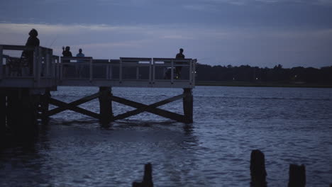 Gente-En-El-Muelle-De-Pesca-Durante-La-Hora-Azul-En-Charleston,-Sc,-Estático