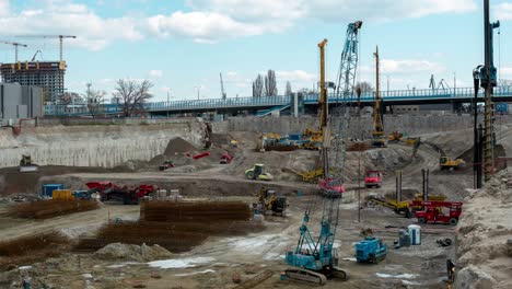 Sitio-De-Construcción-En-Funcionamiento-Con-Timelapse-De-Maquinaria-En-Movimiento,-Gran-Angular