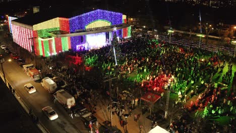 Vista-Aérea-De-La-Iluminación-Del-árbol-De-Fort-Lee-En-Nueva-Jersey-Durante-La-Navidad