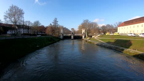 Disparo-Estático-El-Río-Ljubljana-Fluye-Bajo-Una-Compuerta-De-Hormigón-En-La-Ciudad-De-Ljubljana,-Eslovenia