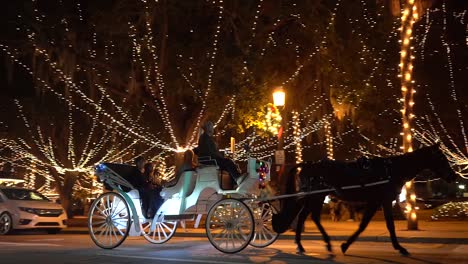 Pferdekutsche-Fährt-Durch-Saint-Augustine,-Florida-Während-Der-Night-Of-Lights-Feier