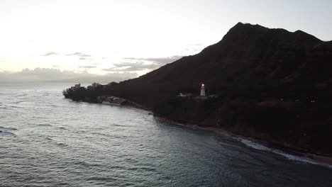 Sunset-looking-towards-Diamond-Head-and-Waikiki-on-Oahu,-Hawaii-with-a-view-of-the-lighthouse-and-surf