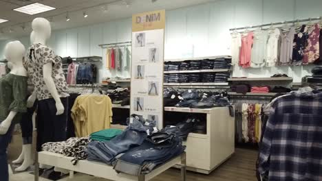 Compras-En-Una-Tienda-De-Ropa