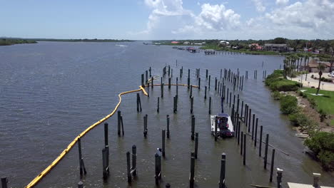 Antena,-Máquina-De-Construcción-En-El-Muelle-De-Construcción-De-Pontones-Flotantes,-Inclinar-Hacia-Arriba-El-Paso-Elevado