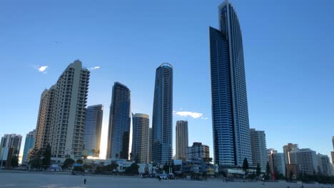 Lapso-De-Tiempo-Creciente-Que-Muestra-El-Horizonte-Del-Paraíso-De-Los-Surfistas-Desde-La-Playa