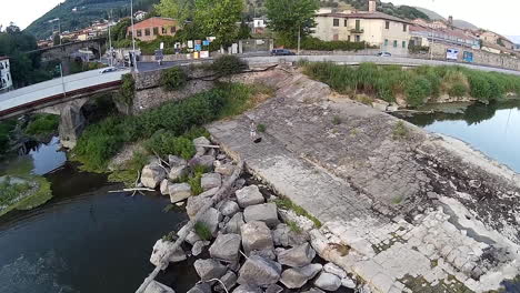 Luftaufnahme-Des-Flusses-Arno-Bei-Florenz-Kurz-Vor-Dem-Eingang-Zum-Stadtzentrum