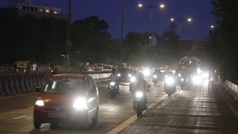 Una-Vista-Del-Tráfico-En-Movimiento-En-Nueva-Delhi,-India.