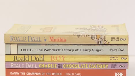 Roald-Dahl-Bücher-Isoliert-Auf-Weißem-Hintergrund