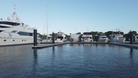 Luxusyachten-In-Port-Douglas,-Australien