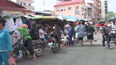 Pueblo-Camboyano-De-Compras-En-El-Mercado-Callejero-Durante-La-Hora-Pico-De-Tráfico,-Phnom-Penh