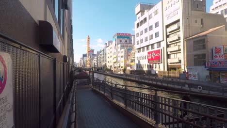 Schwenken-Zur-Ansicht-Des-Osaka-Flusses-Und-Des-Blauen-Himmels