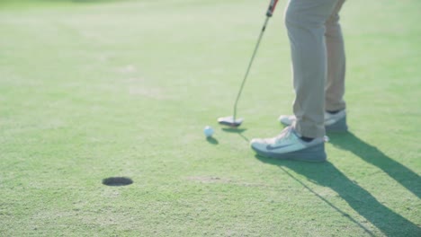 Golfista-Metiendo-Una-Pelota-De-Golf-En-El-Hoyo