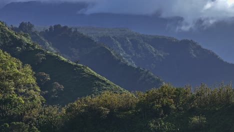 Filmischer-Blick-Auf-Die-Berge-Mit-üppigem-Grün-Der-Nordküste-Von-Maui-Von-Der-Straße-Nach-Hana,-Hawaii