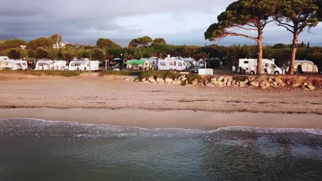 Luftaufnahme-Des-Strandes-Mit-Blick-Auf-Den-Caravan-Campingplatz-Am-Frühen-Morgen-In-Cambrils,-Spanien