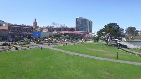 Toma-Aérea-De-Drones-De-La-Plaza-Y-La-Ciudad-De-San-Francisco-Ghirardelli