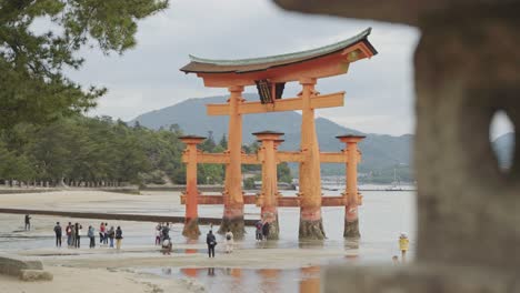 Puerta-Torii-Flotante-De-Itsukushima,-Santuario-Sintoísta-En-Japón