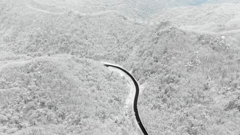 Schneebedeckte-Berge-Und-Straße-Mit-Drohnen-Seoraksan,-Südkorea