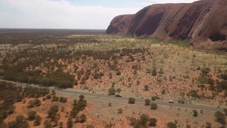 Uluru-ayres-Rock-Australia,-Drone-Descendiendo-Cerca-Del-Espectacular-Monolito