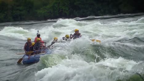 Un-Grupo-De-Aventureros-Disfrutando-Del-Deporte-Extremo-Del-Rafting-En-Las-Blancas-Y-Agitadas-Aguas-Del-Río-Nilo